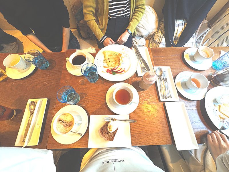 カフェで読書サークル