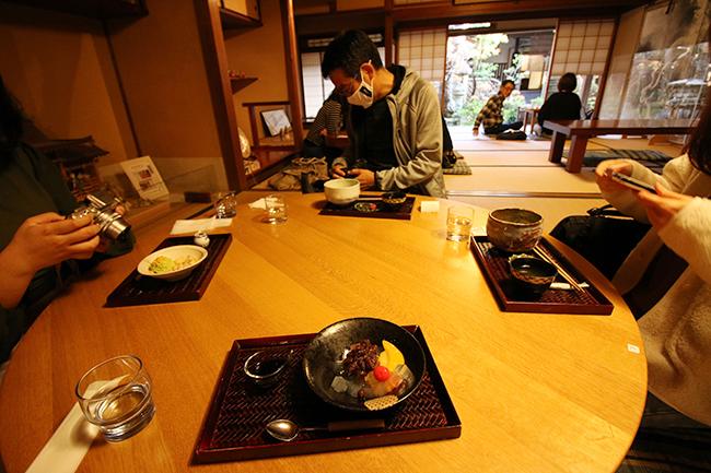 古民家カフェでスイーツを頂く